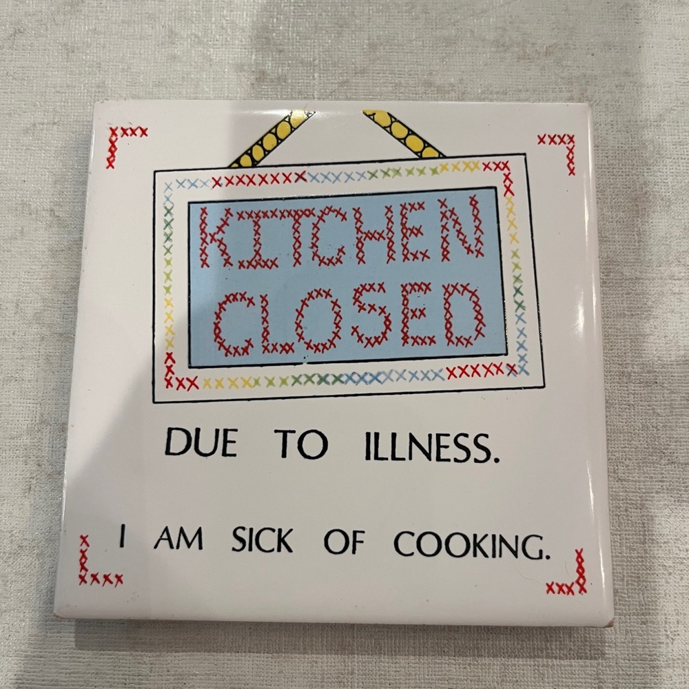 Vintage 1985 “Kitchen Closed”Decorative trivet Tile. GUC! So funny!